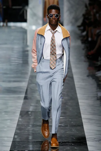 Look 16